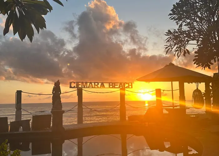 Cemara Beachfront بيت ضيافة 3*